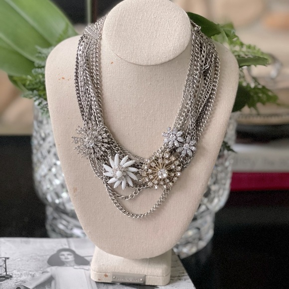 Beautiful Iconic Metropolitan statement necklace - Picture 1 of 8